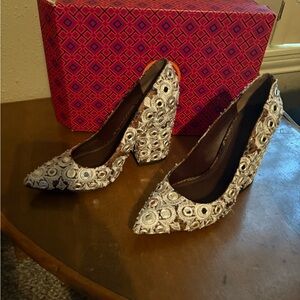 Auethinic Tory Burch White and Silver Heels Elegant Stiletto Pumps